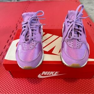 Nike Air Huarache Shoes in Size 7 Women